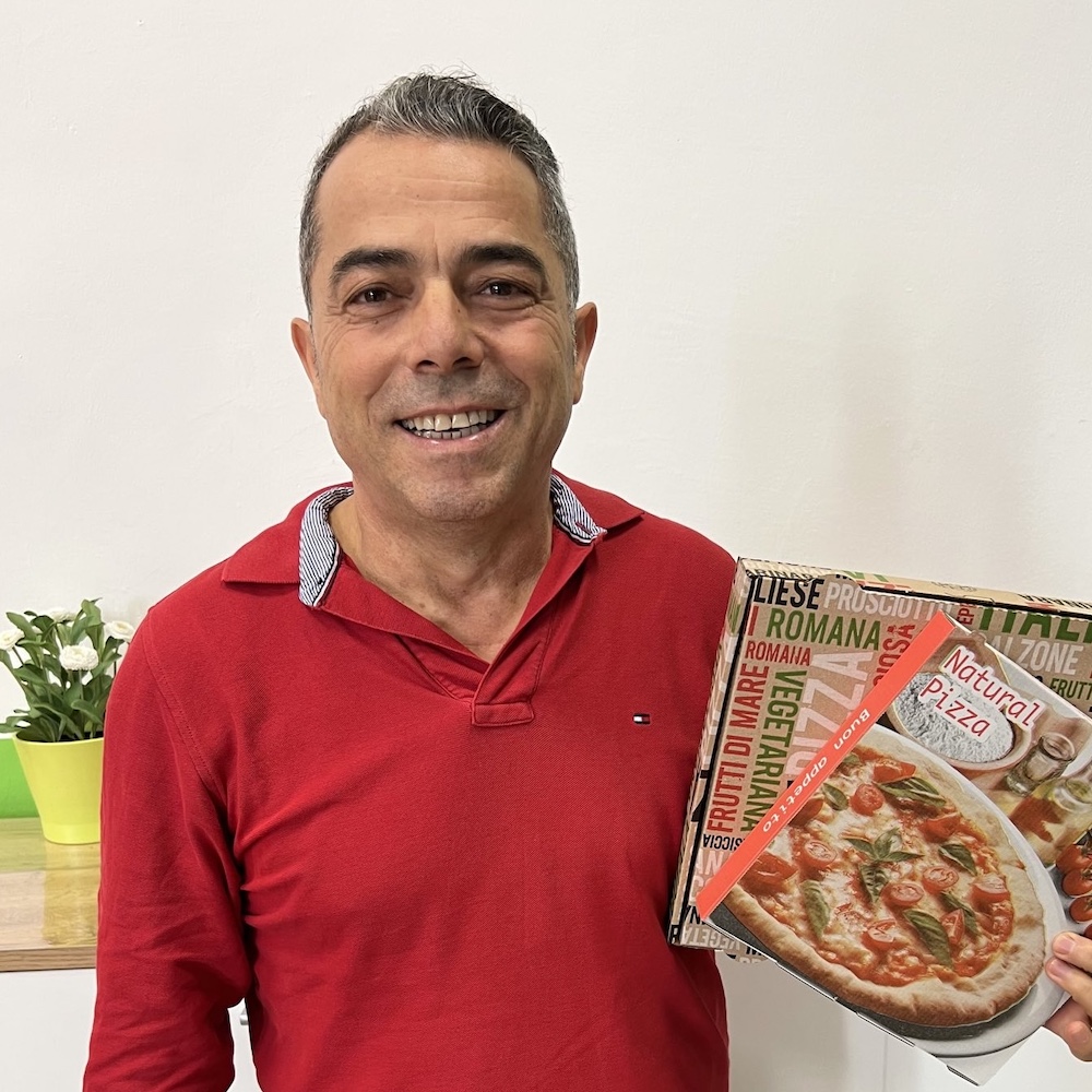 Gerardo Conte mit Pizza-Kartons
